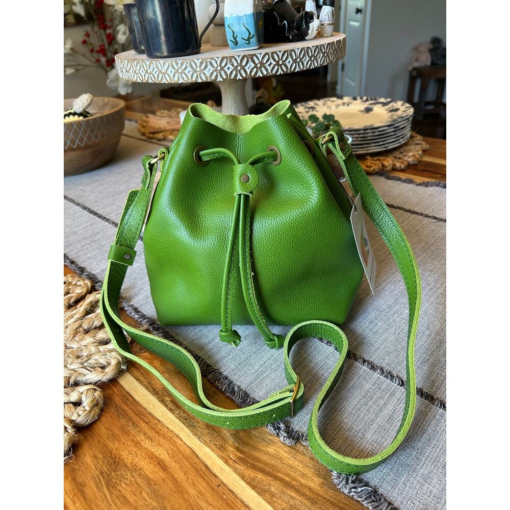 Portland Leather Green Mantis UNICORN COLOR Crossbody Bucket Bag VERY RARE - Picture 2 of 7